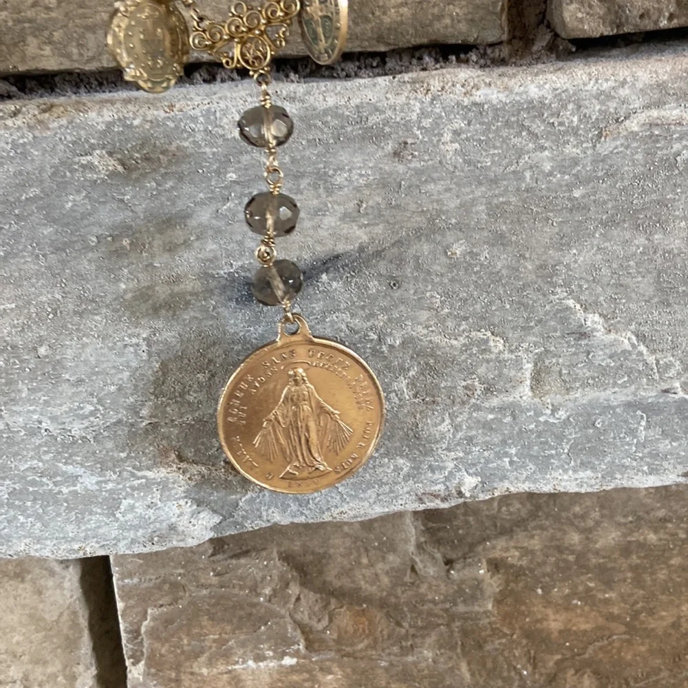 Luxurious VIRGINS SAINTS & ANGELS pearl and gold necklace - Picture 7 of 7